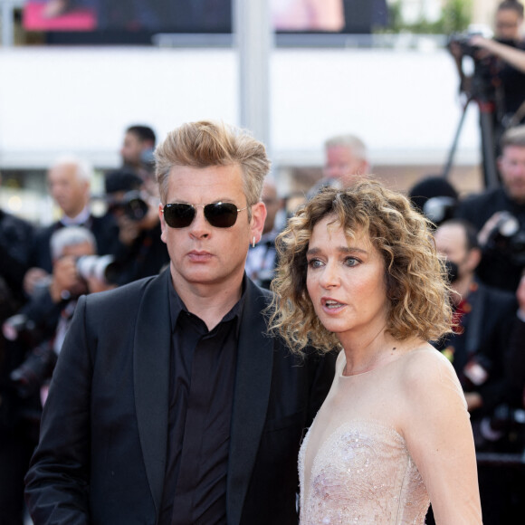 Benjamin Biolay (membre du jury Un Certain Regard), Valeria Golino, présidente du jury Un Certain Regard - Montée des marches du film " Un petit frère " lors du 75ème Festival International du Film de Cannes. Le 27 mai 2022 © Cyril Moreau / Bestimage 