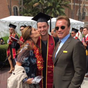 Très émue, Maria Shriver félicite son fils Patrick Schwarzenegger le jour de sa remise de diplôme. Photo publiée sur Twitter, le 14 mai 2016.