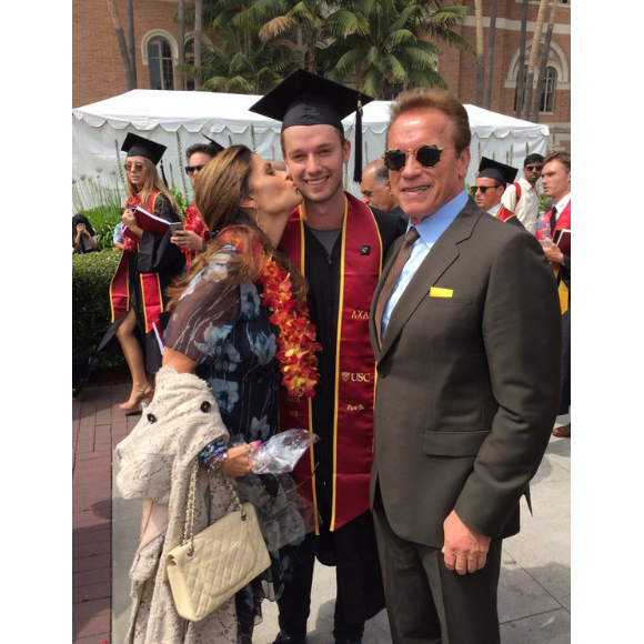 Très émue, Maria Shriver félicite son fils Patrick Schwarzenegger le jour de sa remise de diplôme. Photo publiée sur Twitter, le 14 mai 2016.