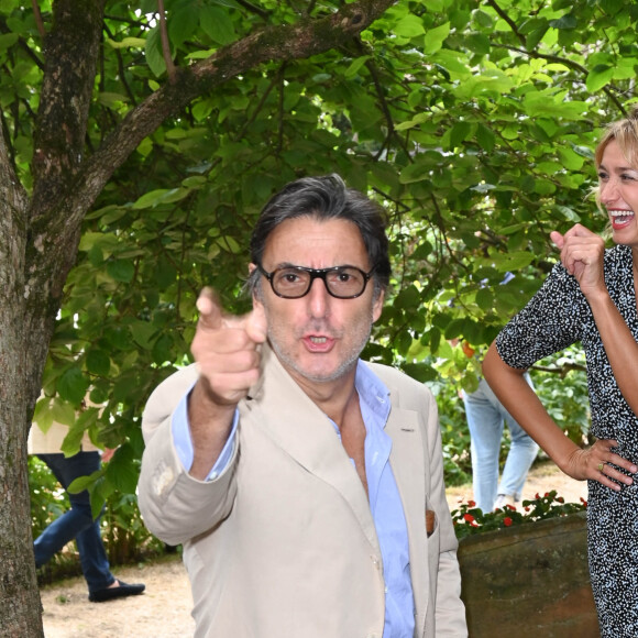 Yvan Attal et Caroline Anglade au photocall du film "Maestro(s)" lors du 15ème festival du film francophone de Angoulême, France, le 26 août 2022. © Coadic Guirec/Bestimage