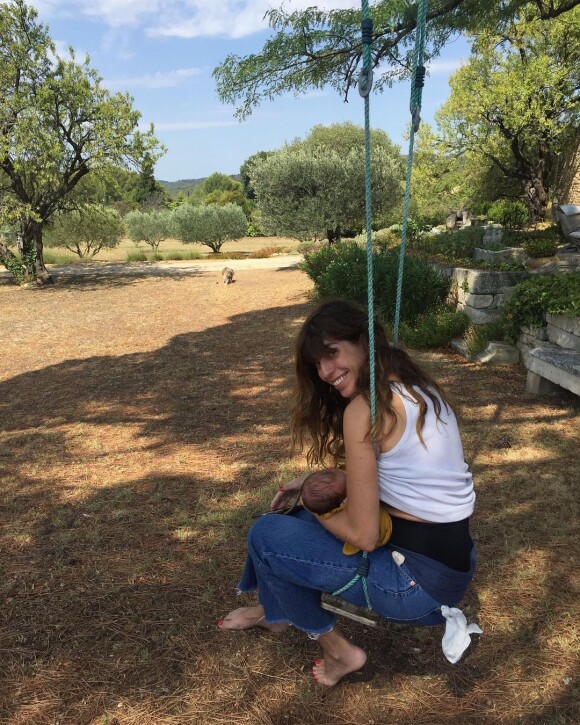 Lou Doillon, devenue maman pour la 2e fois, pose sur Instagram lors de ses vacances en Provence. Août 2022.