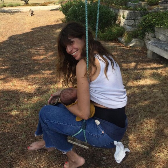 Lou Doillon, devenue maman pour la 2e fois, pose sur Instagram lors de ses vacances en Provence. Août 2022.