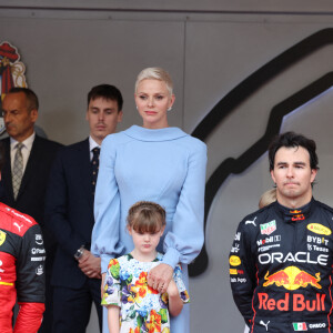 Carlos Sainz Jr, Sergio Perez, Andrea Casiraghi, Louis Ducruet, la princesse Charlene de Monaco, la princesse Gabriella de Monaco (robe Dolce & Gabbana), comtesse de Carladès, le prince Albert II de Monaco et le prince Jacques de Monaco, marquis des Baux lors du Grand Prix de Monaco 2022 de F1, à Monaco, le 29 mai 2022. © Claudia Albuquerque/Bestimage