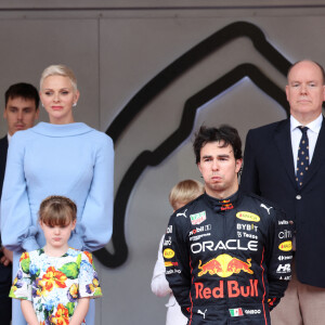 Sergio Perez, Louis Ducruet, la princesse Charlene de Monaco, la princesse Gabriella de Monaco (robe Dolce & Gabbana), comtesse de Carladès, le prince Albert II de Monaco et le prince Jacques de Monaco, marquis des Baux lors du Grand Prix de Monaco 2022 de F1, à Monaco, le 29 mai 2022. © Claudia Albuquerque/Bestimage