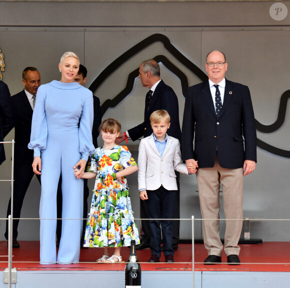 La princesse Charlene de Monaco, le prince Albert de Monaco, Louis Ducruet, la princesse Gabriella de Monaco (robe Dolce & Gabbana, sandales Jacadi), comtesse de Carladès, et le prince Jacques de Monaco, marquis des Baux, au podium du Grand Prix de Monaco 2022 de F1, à Monaco, le 2ç mai 2022. © Bruno Bebert/Bestimage