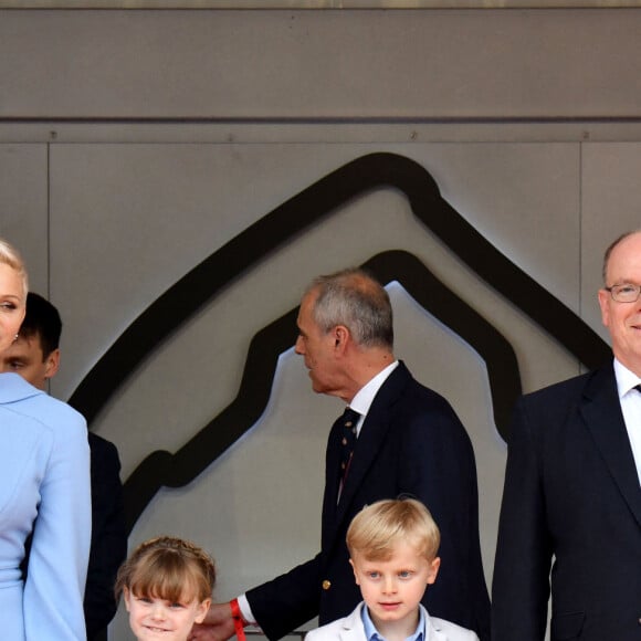 La princesse Charlene de Monaco, le prince Albert de Monaco, Louis Ducruet, la princesse Gabriella de Monaco (robe Dolce & Gabbana, sandales Jacadi), comtesse de Carladès, et le prince Jacques de Monaco, marquis des Baux, au podium du Grand Prix de Monaco 2022 de F1, à Monaco, le 2ç mai 2022. © Bruno Bebert/Bestimage