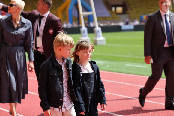 No Tabloïds - Le prince Jacques de Monaco et la princesse Gabriella de Monaco - Le prince Albert II de Monaco, la princesse Charlène de Monaco et leurs enfants le prince Jacques de Monaco et la princesse Gabriella de Monaco lors de l' édition 2022 du Tournoi Sainte Dévote de Rugby au Stade Louis II à Monaco le 7 mai 2022. © Claudia Albuquerque / Bestimage