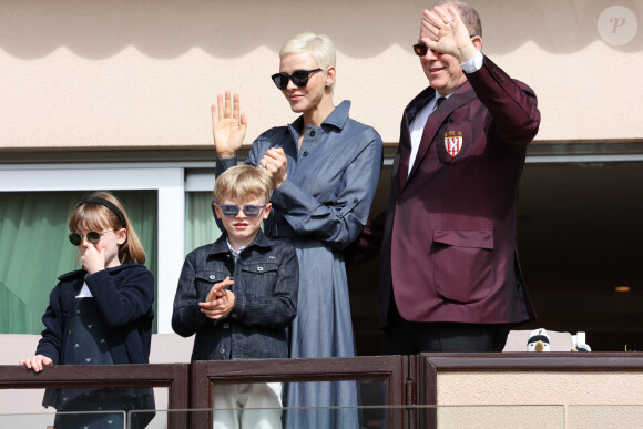 No Tabloïds - Le prince Albert II de Monaco, la princesse Charlène de Monaco et leurs enfants le prince Jacques de Monaco et la princesse Gabriella de Monaco - Le prince Albert II de Monaco, la princesse Charlène de Monaco et leurs enfants le prince Jacques de Monaco et la princesse Gabriella de Monaco lors de l' édition 2022 du Tournoi Sainte Dévote de Rugby au Stade Louis II à Monaco le 7 mai 2022. © Claudia Albuquerque / Bestimage