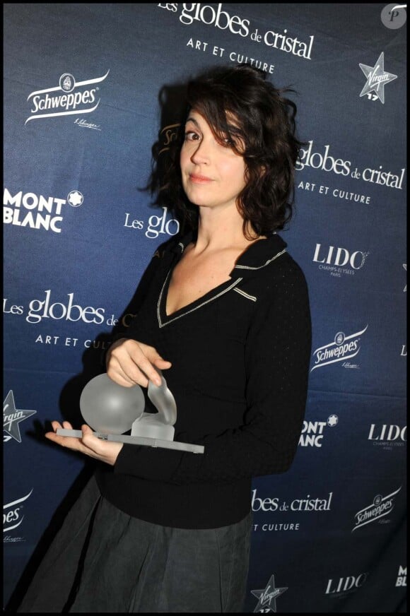 Zabou Breitman récompensée pour sa pièce Des gens lors de la cérémonie des Globes de cristal, à Paris, le 8 février 2010 !