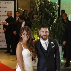 Lionel Messi et Antonella Roccuzzo devant les photographes lors de leur mariage au Pullman City Center de Rosario en Argentine le 30 juin 2017.