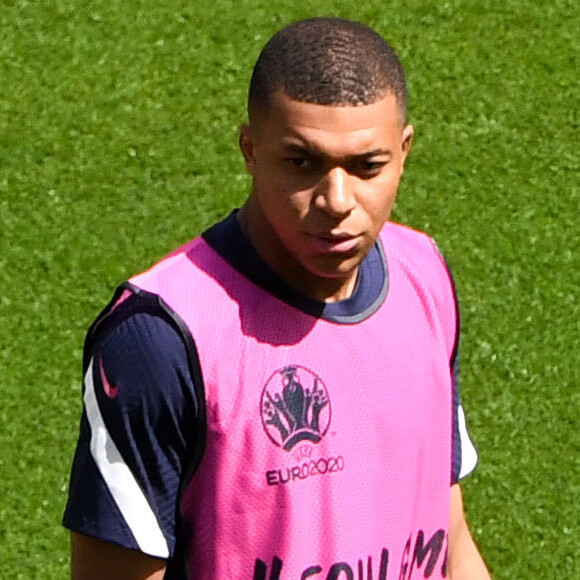 Paul Pogba et Kylian Mbappé lors de l'entraînemente de l'équipe de France de football pendant UEFA EURO 2020, à Budapest, Hongrie, le 18 juin 2021. © Anthony Bibard/FEP/Panoramic/Bestimage