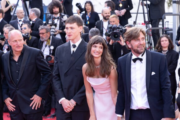 Exclusif - Woody Harrelson, Harris Dickinson, Charlbi Dean, Ruben Ostlund, Dolly De Leon - Arrivées à la montée des marches du film " Triangle of Sadness (Sans filtre) " lors du 75ème Festival International du Film de Cannes. Le 21 mai 2022