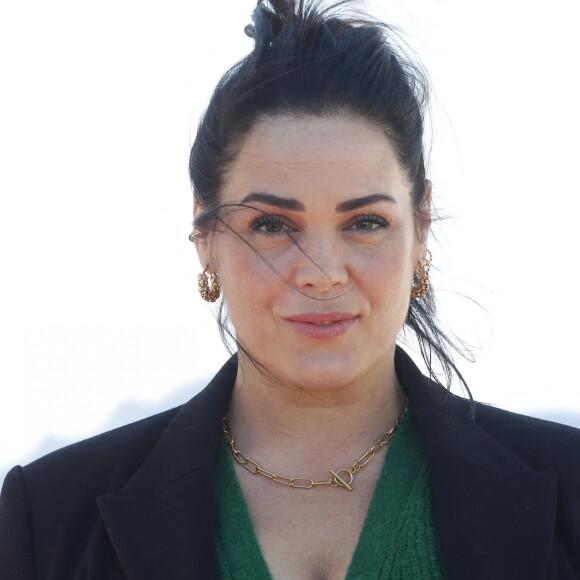 Lola Dewaere au photocall de la série "Astrid et Raphaëlle" lors de la 5ème saison du festival International des Séries "Canneseries" à Cannes, France, le 2 avril 2022. © Denis Guignebourg/Bestimage 