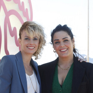 Sara Mortensen et Lola Dewaere au photocall de la série "Astrid et Raphaëlle" lors de la 5ème saison du festival International des Séries "Canneseries" à Cannes, France, le 2 avril 2022. © Denis Guignebourg/Bestimage 