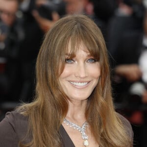 Carla Bruni à la montée des marches du film "Les Amandiers (Forever Young)" lors du 75ème Festival International du Film de Cannes. © imageSPACE via Zuma Press/Bestimage