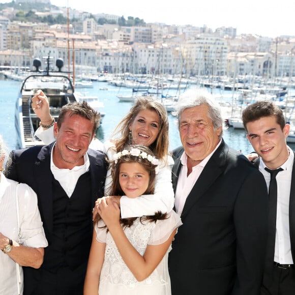 Exclusif - Aurore Aleman, ses deux filles Louise et Jade, Benjamin Castaldi,son père Jean-Pierre Castaldi, sa mère Catherine Allégret et ses fils Julien et Simon - Terrasse de la Mairie - Mariage civil de Benjamin Castaldi et Aurore Aleman à la mairie de Marseille, le 27 août 2016. © Jacovides-Moreau/Bestimage