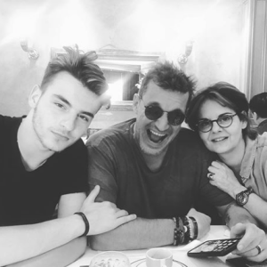 Simon Castaldi et ses parents Benjamin Castaldi et Valérie Sapienza, le 5 juillet 2019.