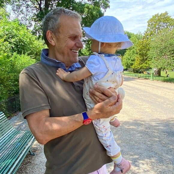 Jean-Charles de Castelbajac avec sa fille Eugénie, qu'il a eue avec sa femme Pauline de Drouas.