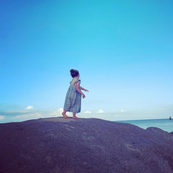 Pierre Niney en vacances avec Natasha Andrews en famille.