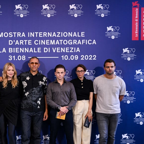 Yamée Couture, Michel Zlotowski, Callie Ferreira, Rebecca Zlotowski, Virginie Efira, Roschdy Zem, Victor Lefebvre, Anne Berest, Henri-Noel Tabary - Photocall du film "Les Enfants des Autres (Other People's Children)" lors de la 79ème édition du festival international du film de Venise, la Mostra le 4 septembre 2022.