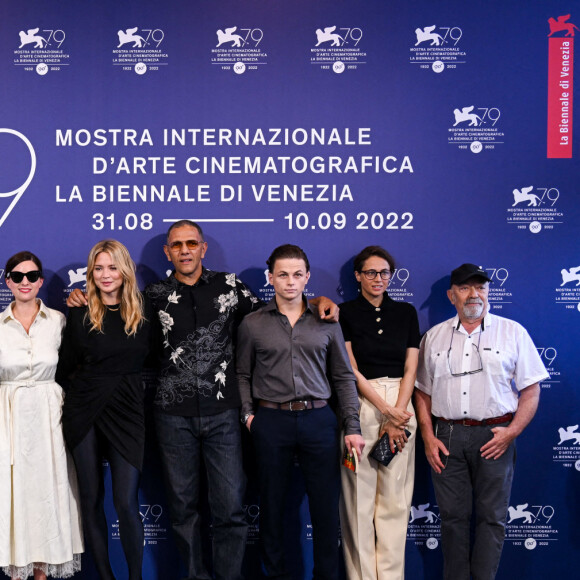 Yamée Couture, Michel Zlotowski, Callie Ferreira, Rebecca Zlotowski, Virginie Efira, Roschdy Zem, Victor Lefebvre, Anne Berest, Henri-Noel Tabary - Photocall du film "Les Enfants des Autres (Other People's Children)" lors de la 79ème édition du festival international du film de Venise, la Mostra le 4 septembre 2022.