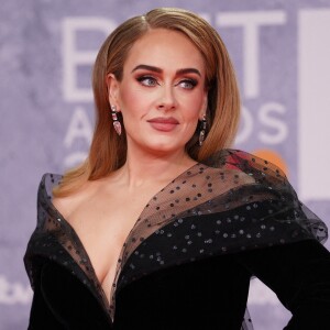 La chanteuse Adele a remporté le prix du meilleur album, de la chanson de l'année et d'artiste de l'année lors de la cérémonie des Brit Awards 2022 à L'O2 à Londres le 8 février 2022. 