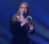 La chanteuse Adele a remporté le prix du meilleur album, de la chanson de l'année et d'artiste de l'année lors de la cérémonie des Brit Awards à Londres.