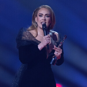 La chanteuse Adele a remporté le prix du meilleur album, de la chanson de l'année et d'artiste de l'année lors de la cérémonie des Brit Awards à Londres.