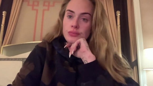 La chanteuse Adele annonce en larmes le report de sa série de concerts à Las Vegas. 