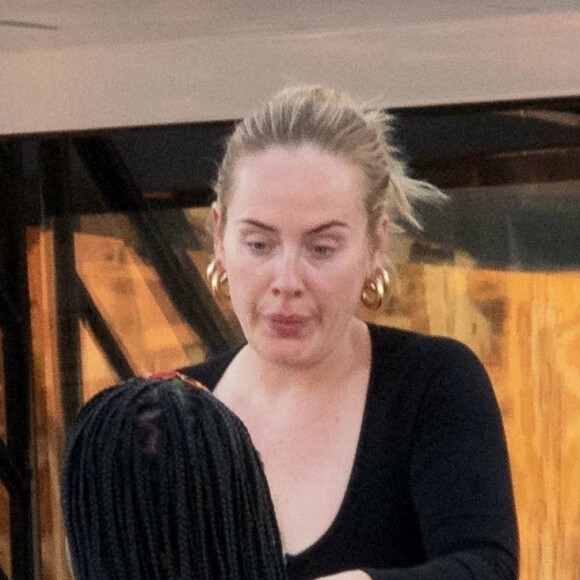 Adele et son compagnon Rich Paul quittent le yacht de Jay Schottenstein à Porto Cervo en Sardaigne, le 23 juillet 2022. 