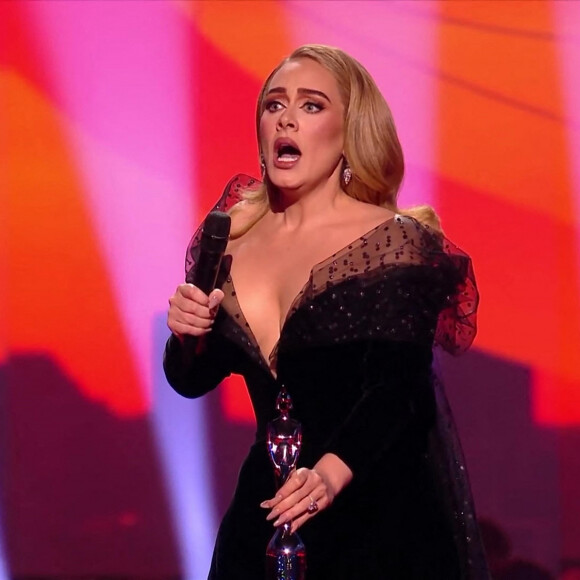 La chanteuse Adele a remporté le prix du meilleur album, de la chanson de l'année et d'artiste de l'année lors de la cérémonie des Brit Awards 2022 à L'O2 à Londres le 8 février 2022. 