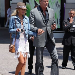 David Hasselhoff se promène avec sa compagne Hayley Roberts sur la croisette à Cannes. Le 17 mai 2013.