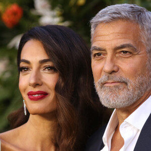 George Clooney et sa femme Amal lors de la première mondiale du film Ticket to Paradise à Londres le 7 septembre 2022.