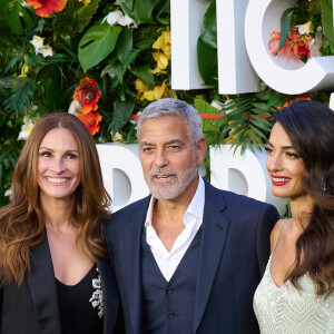 Julia Roberts (robe Alexander McQueen), George Clooney et sa femme Amal Clooney (robe John Galliano) - Première du film "Ticket to Paradise" à Londres