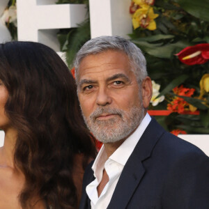 George Clooney et sa femme Amal (robe John Galliano) lors de la première mondiale du film Ticket to Paradise à Londres le 7 septembre 2022.