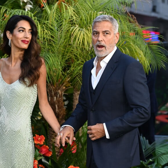 George Clooney et sa femme Amal (robe John Galliano) lors de la première mondiale du film Ticket to Paradise à Londres le 7 septembre 2022.