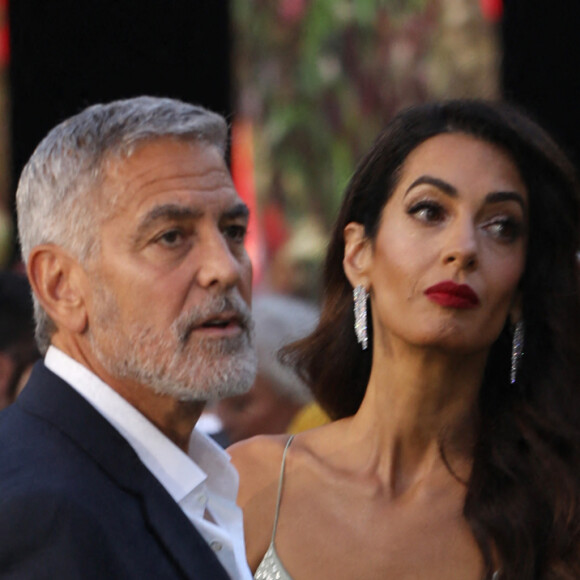 George Clooney et sa femme Amal lors de la première mondiale du film Ticket to Paradise à Londres le 7 septembre 2022.