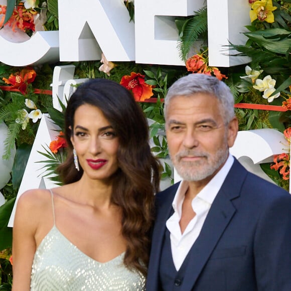 George Clooney et sa femme Amal (robe John Galliano) lors de la première mondiale du film Ticket to Paradise à Londres le 7 septembre 2022.