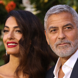 George Clooney et sa femme Amal (robe John Galliano) lors de la première mondiale du film Ticket to Paradise à Londres le 7 septembre 2022.