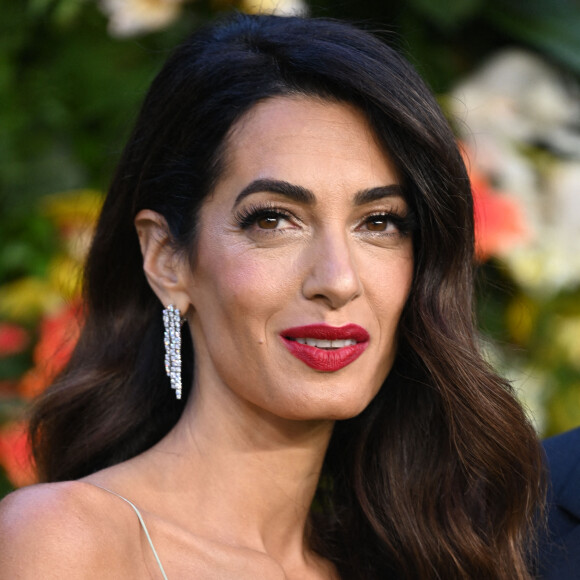 Amal Clooney (robe John Galliano) lors de la première mondiale du film Ticket to Paradise à Londres le 7 septembre 2022.