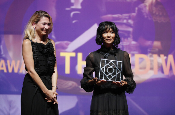 Julie Gayet remet le prix à Thandiwe Newton pour le 'Deauville Talent Award' lors du 48ème Festival du Cinema Américain de Deauville le 6 Septembre 2022. © Denis Guignebourg / Bestimage