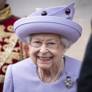 La reine Elizabeth II assiste à un défilé de loyauté des forces armées dans les jardins du palais de Holyroodhouse, à Édimbourg, à l'occasion de son jubilé de platine en Écosse. 