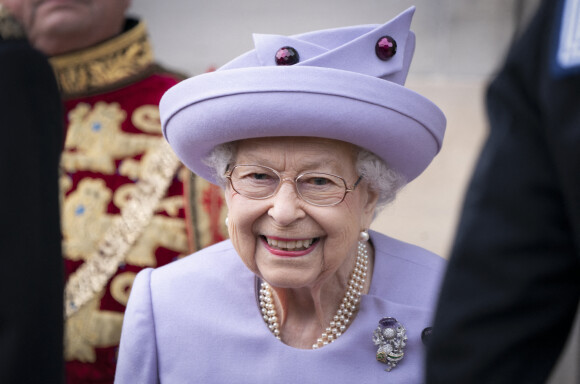 La reine Elizabeth II assiste à un défilé de loyauté des forces armées dans les jardins du palais de Holyroodhouse, à Édimbourg, à l'occasion de son jubilé de platine en Écosse. 