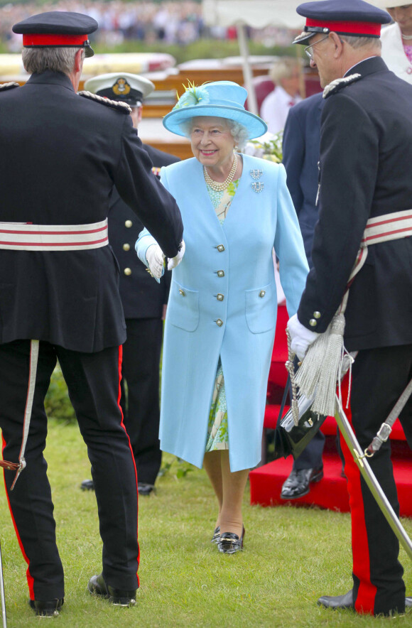 La reine Elizabeth II d'Angleterre et le prince Philip duc d'Edimbourg font une promenade en bateau à Henley pour le jubilé de diamant de la reine le 25 juin 2012.