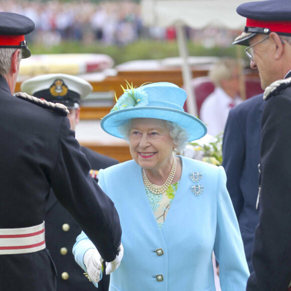 La reine Elizabeth II d'Angleterre et le prince Philip duc d'Edimbourg font une promenade en bateau à Henley pour le jubilé de diamant de la reine le 25 juin 2012.