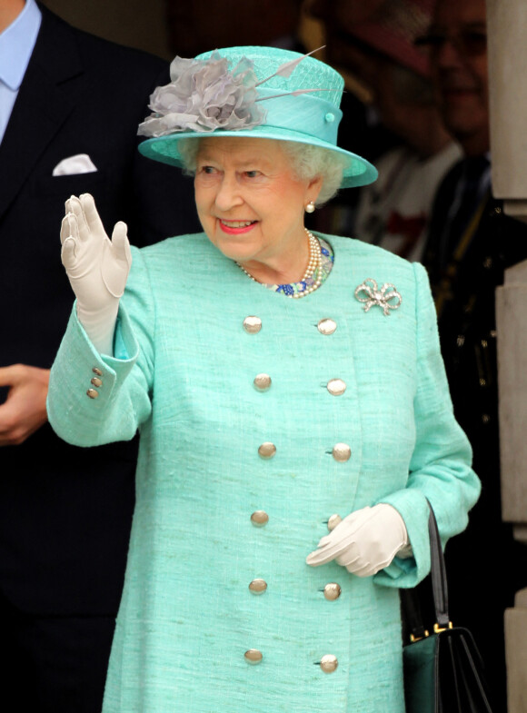 La reine Elizabeth II d'Angleterre en visite officielle à Nottingham lors de son jubilé de diamant le 13 juin 2012
