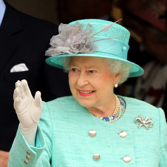 La reine Elizabeth II d'Angleterre en visite officielle à Nottingham lors de son jubilé de diamant le 13 juin 2012