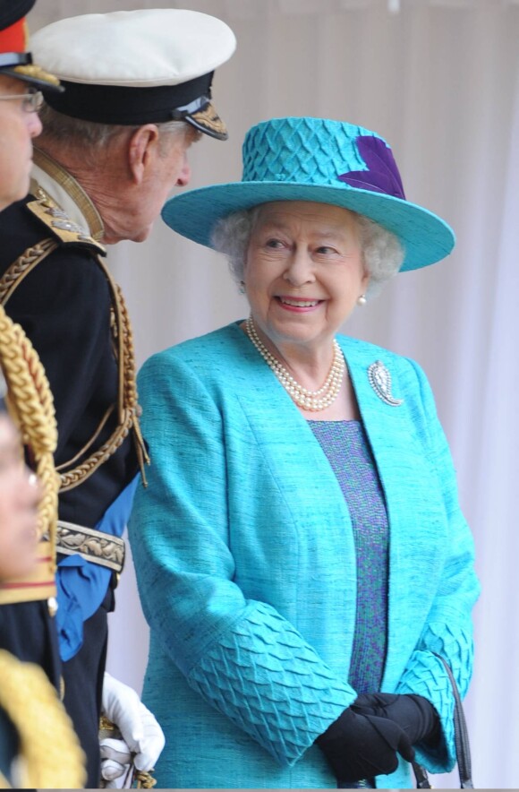 La reine Elizabeth II d'Angleterre - Parade militaire pour le jubilé de la reine, le 20 mai 2012 au chateau de Windsor. Plus de 2000 militaires ont défilé.