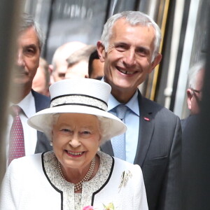 La reine Elisabeth II d'Angleterre arrive à la Gare du Nord à Paris, à l'occasion des célébrations du 70ème anniversaire du débarquement. La reine était accueillie par Peter Ricketts (l'ambassadeur du Royaume-Uni en France), Harlem Désir (secrétaire d'Etat aux Affaires européennes) et Guillaume Pepy (président de la SNCF). Le 5 juin 2014 