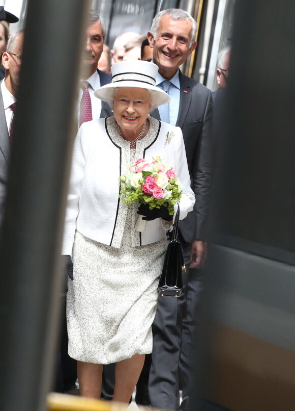 La reine Elisabeth II d'Angleterre arrive à la Gare du Nord à Paris, à l'occasion des célébrations du 70ème anniversaire du débarquement. La reine était accueillie par Peter Ricketts (l'ambassadeur du Royaume-Uni en France), Harlem Désir (secrétaire d'Etat aux Affaires européennes) et Guillaume Pepy (président de la SNCF). Le 5 juin 2014 